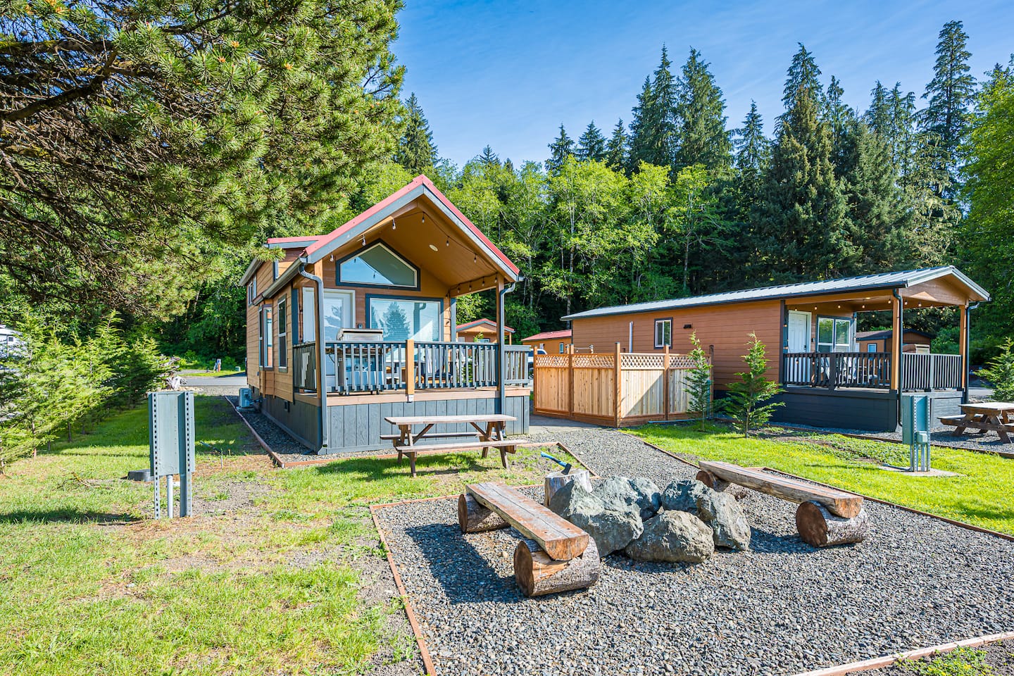 Rainforest Tiny Home Retreat: Rustic Modern