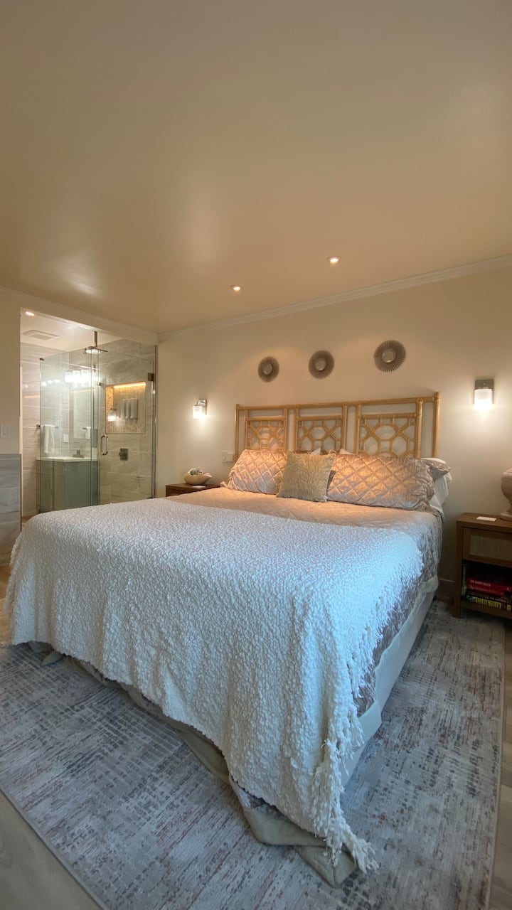 ห้องนอนใหญ่พร้อมวิวมหาสมุทร  ม่านหน้าต่างอิเล็กทรอนิกส์เปิดออกตามความสะดวกของคุณเพื่อชมวิวทะเลที่งดงาม  