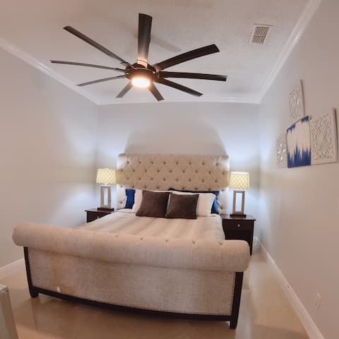 Cozy Guesthouse w/ King Bed - Near Top Attractions