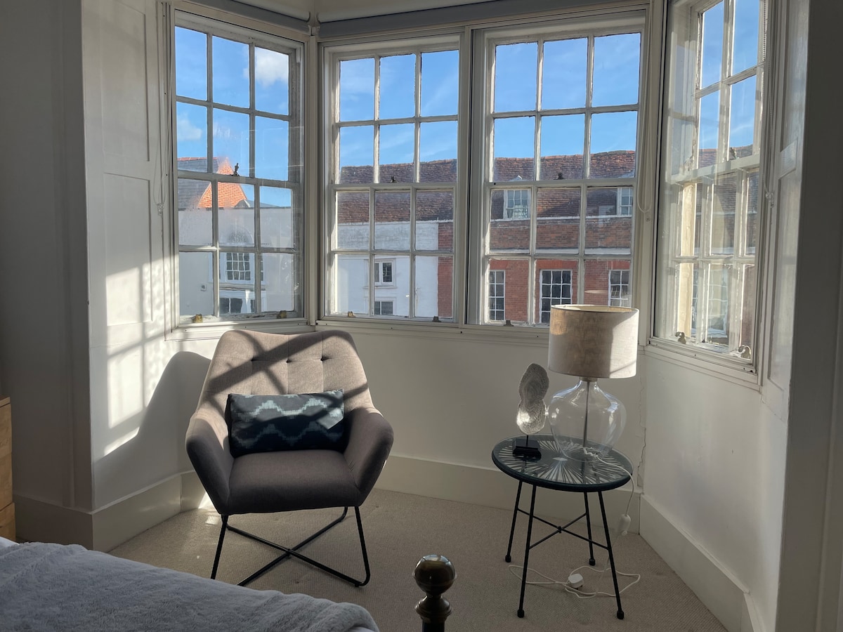 Silla cómoda en el dormitorio para relajarse y disfrutar de las vistas