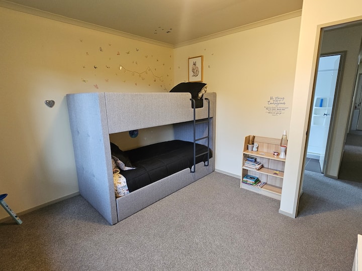 Имајте предвид дека овие кревети на спрат се погодни само за деца/мали тинејџери бидејќи се ниски единечни кревети на спрат. 