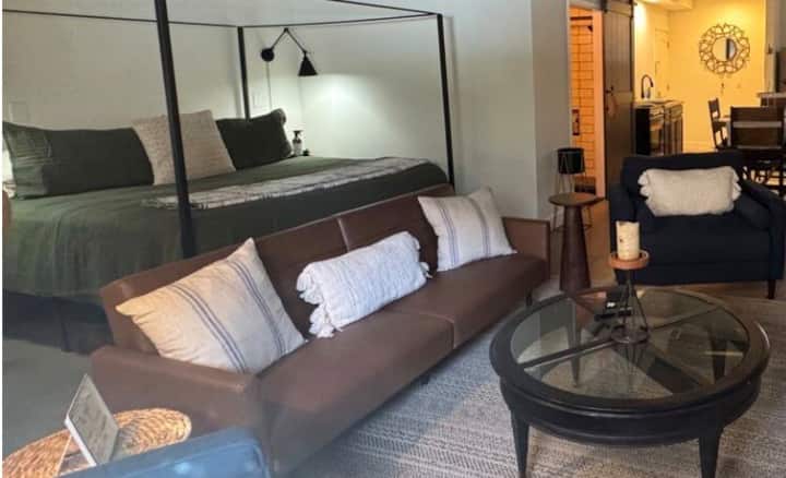 זקוקים למרחב שינה נוסף?  תיהנו מהספה/פוטון מעור שלנו שהופכת למיטת יחיד.  מגיני קפיצים מקצף זיכרון זמינים לנוחות נוספת. 