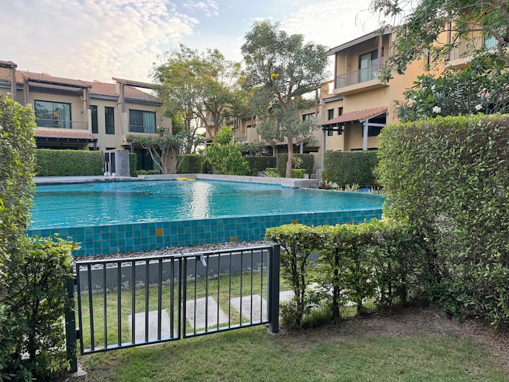 ทาวน์โฮม2ชั้นติดสระว่ายน้ำ 2นอน2ห้องน้ำ - Khao Yai