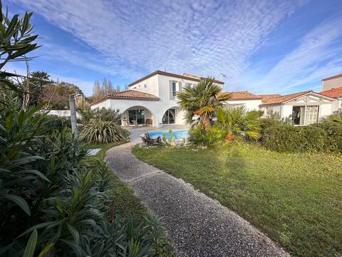 Villa with sea view and pool near Royan