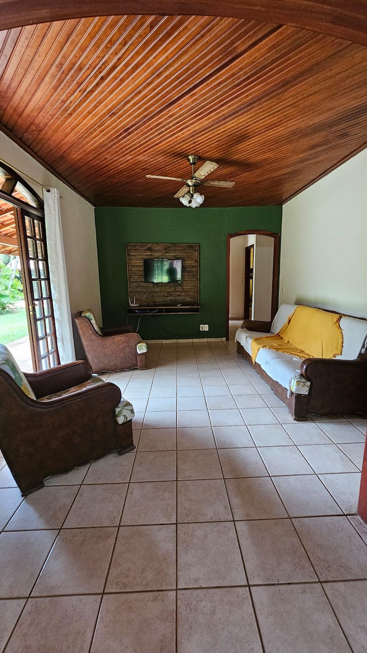 Sala com sofá, poltronas, SmarTV e wifi.