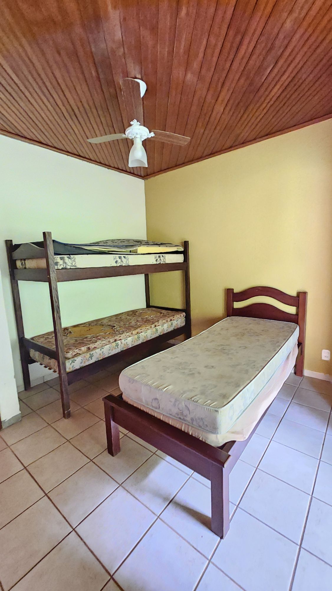 غرفة نوم 3 بسرير واحد وسرير بطابقين.