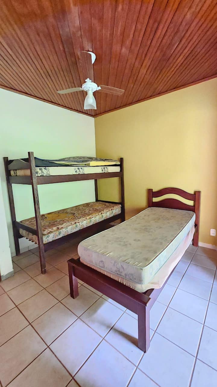 Dormitorio 3 con una cama de una plaza y una litera.