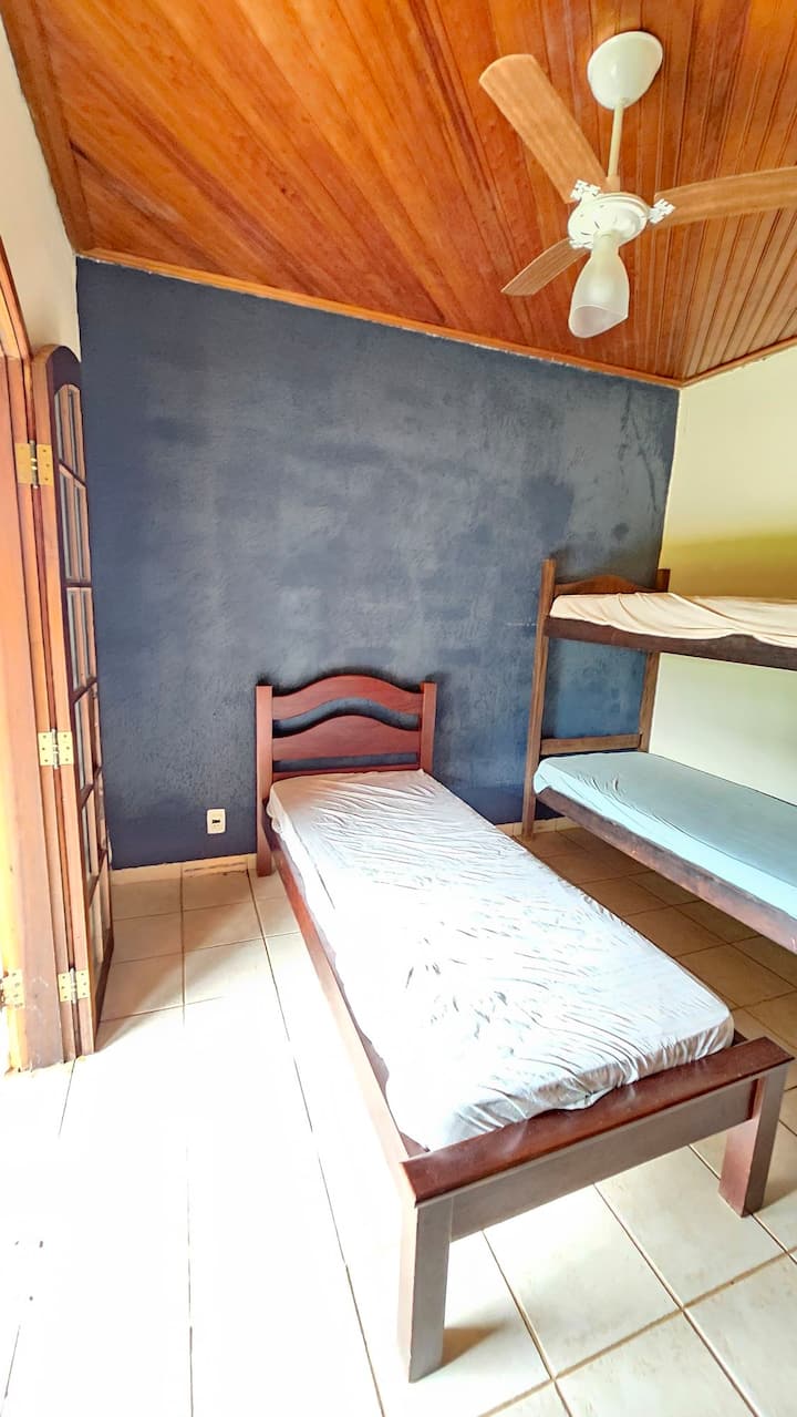 Dormitorio 2 con una cama de una plaza y una litera.