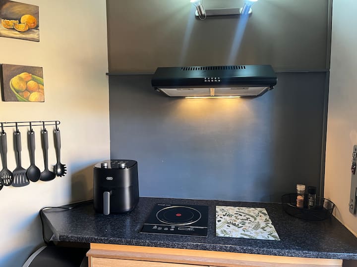 Bird Lovers Garden Cottage In Leafy Waterkloof - 普勒托利亞