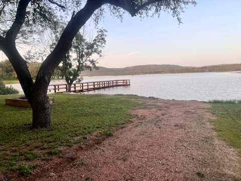 Lakeside 2 bdr cabin with fishing pier & boat ramp