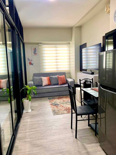 2 Bedroom Condo w/ a Queen Bed Pool Netfix & Wifi