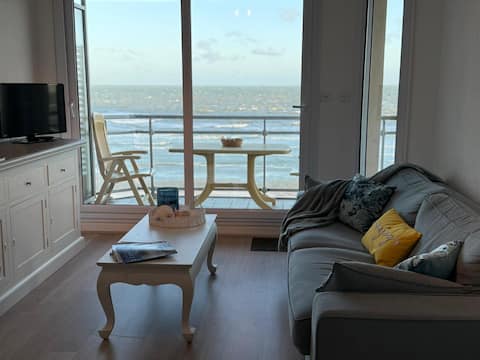 Successful Airbnb property: Apartment facing the sea in Bray Dunes