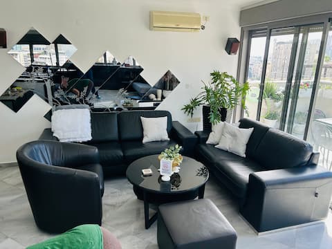 Skyline Penthouse: Panoramic Tel Aviv View