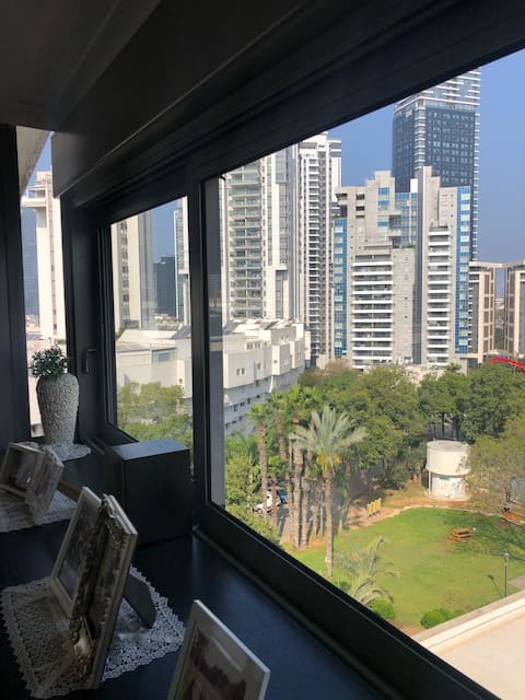 Skyline Penthouse: Panoramic Tel Aviv View