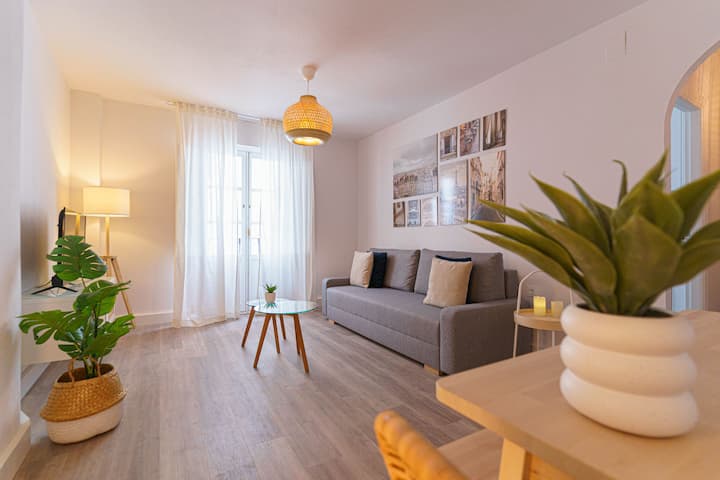 Във всекидневната има маса за хранене, на която да можете да ядете, и великолепен фотьойл, за да се насладите на нашия смарт телевизор. През зимата има електрическа камина с отопление, която да поддържа всекидневната топла.