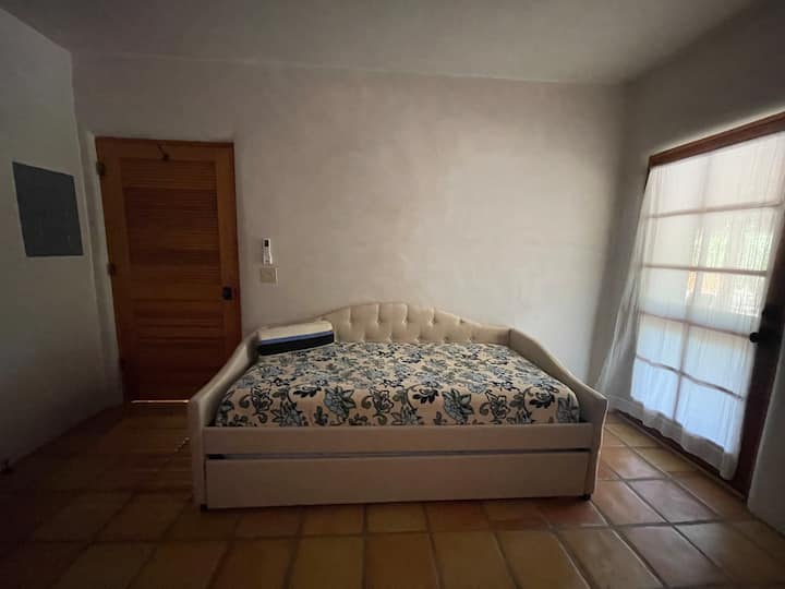 Две единични легла в основната спалня 