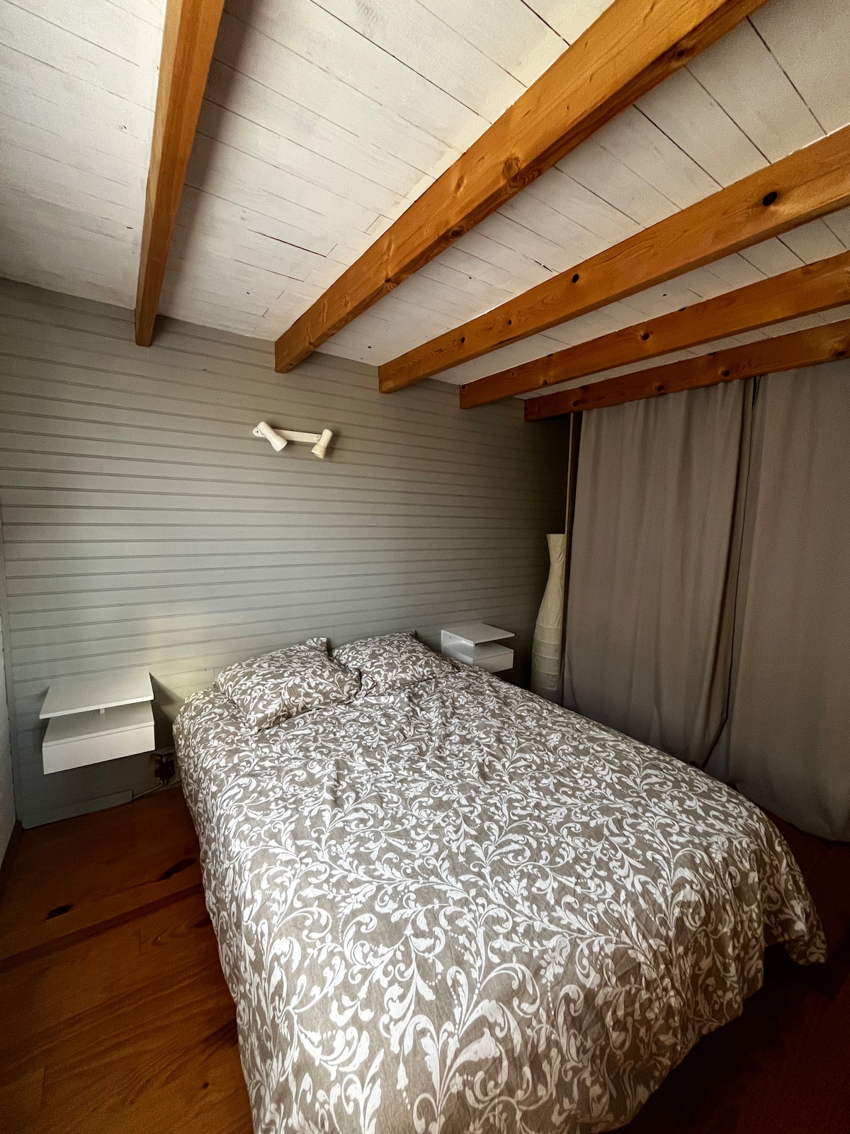 מאחורי הווילונות יש אזור תלייה.