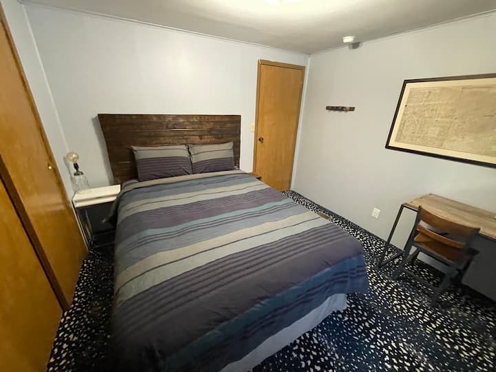 The middle bedroom features a queen size bed. 