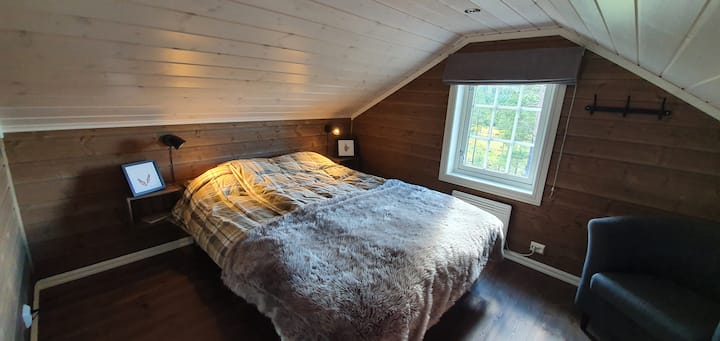 Dobbelt seng 150 cm på hems etasje