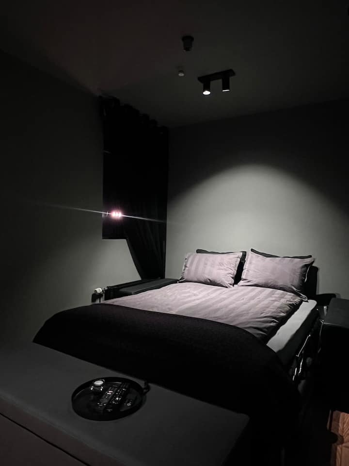 Kitanda kwenye chumba cha televisheni, ukubwa wa kitanda ni sentimita 160x200