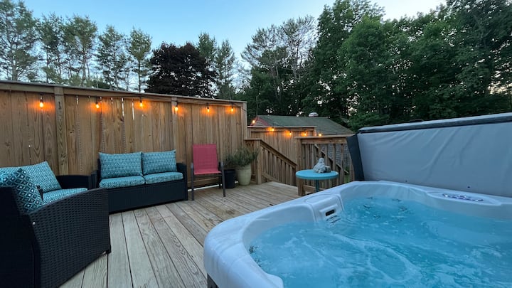 Cozy Maine home, w/hot tub! One hour to Acadia NP!