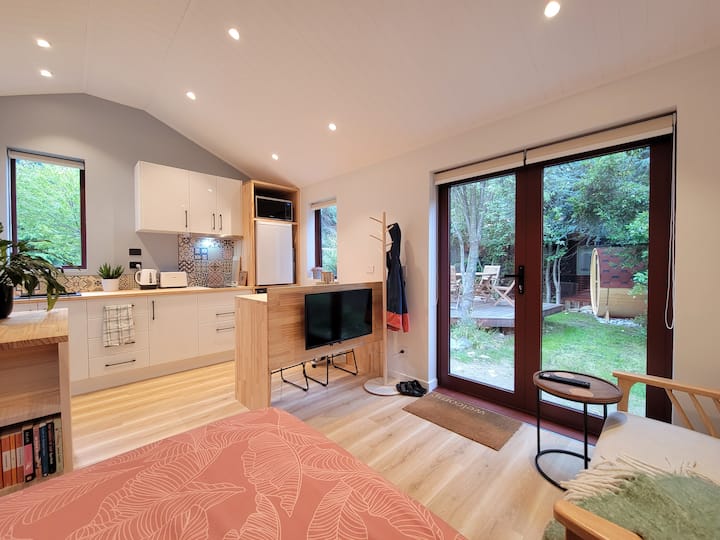Charming Self-contained Garden Cabin Close To Town - Queenstown