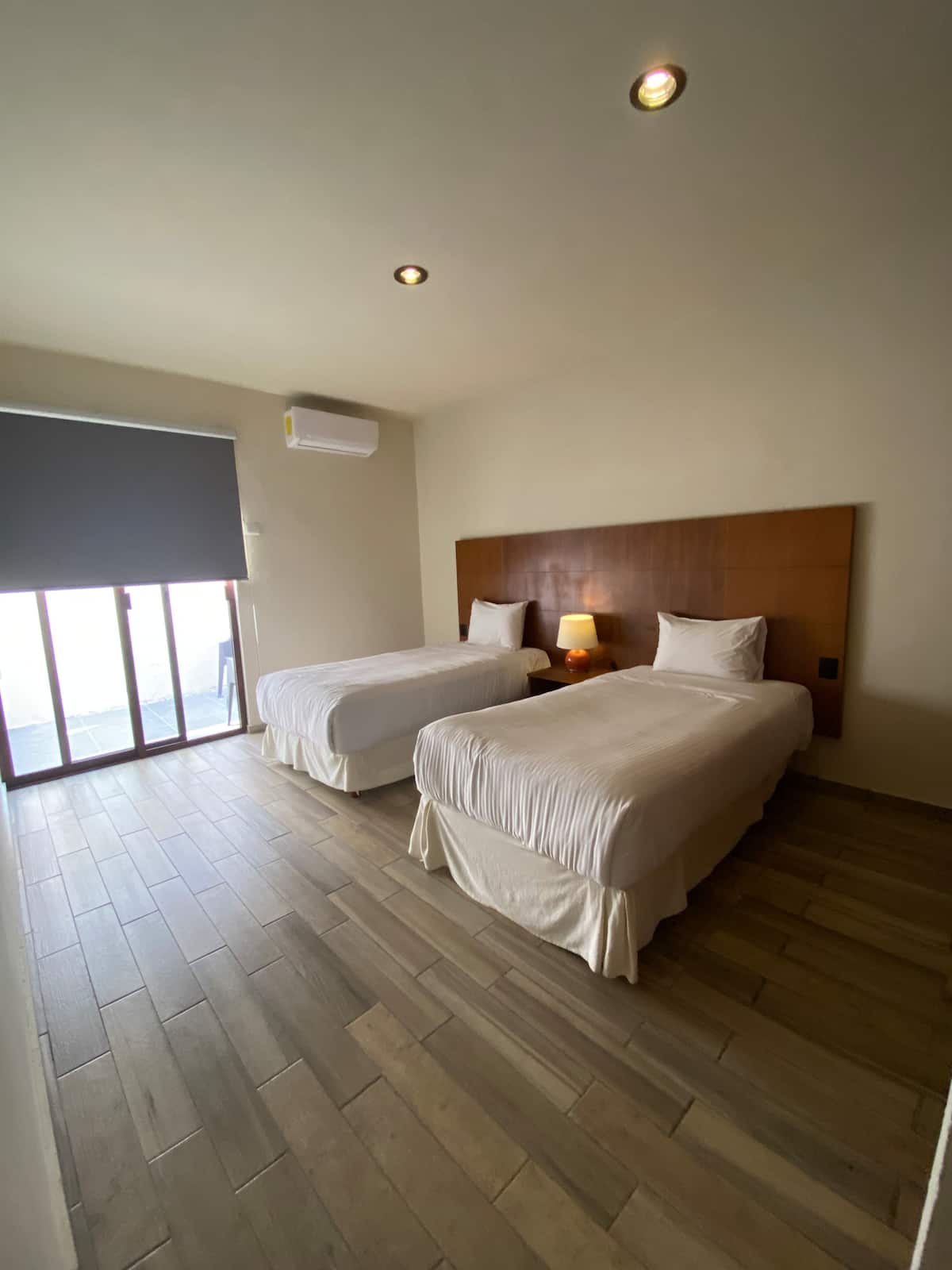 Recámara king con ropa de cama blanca y decoración mexicana - Villa La Ceiba jacuzzi