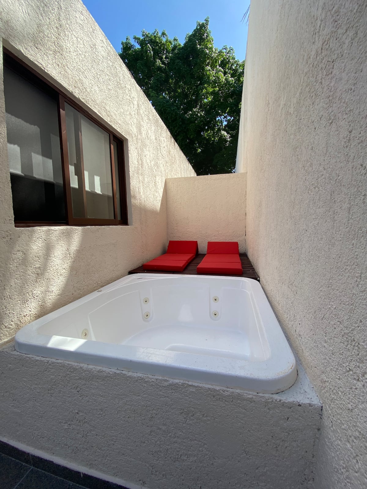 Comedor con mesa de madera y arte mexicano decorativo - Villa La Ceiba