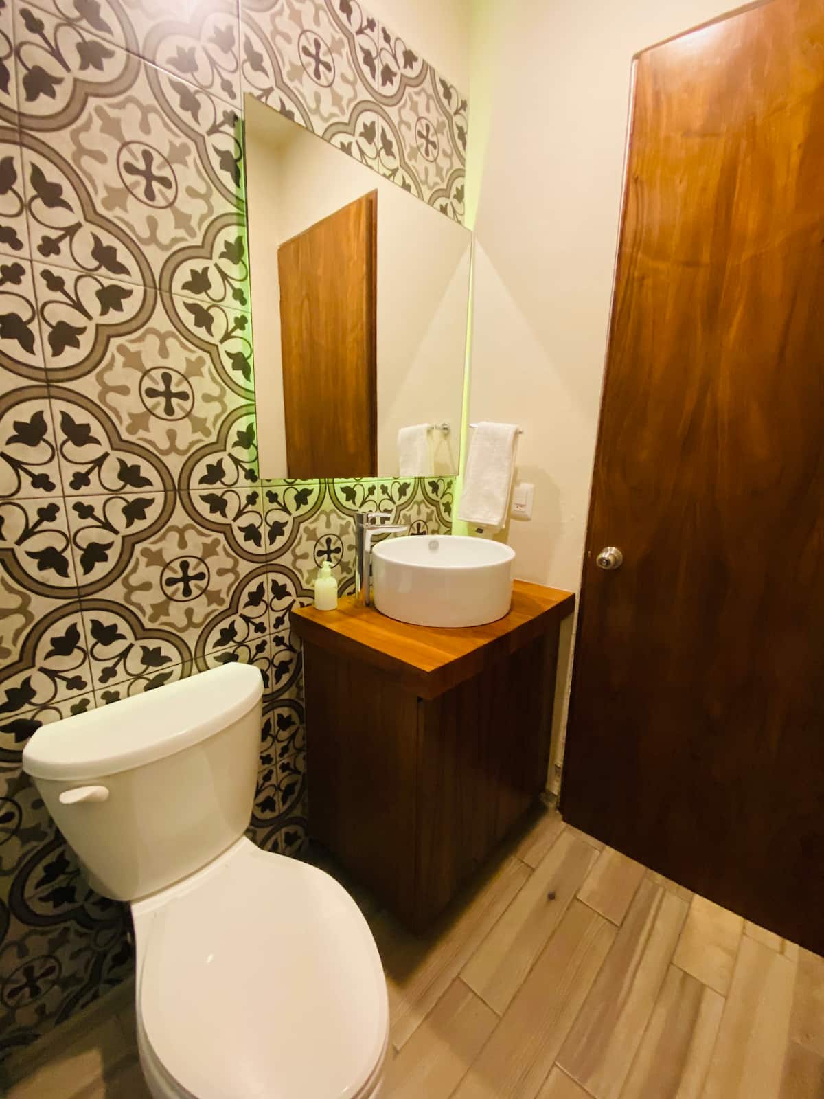 Terraza privada con jacuzzi burbujeante y palmeras - Villa La Ceiba Playa del Carmen
