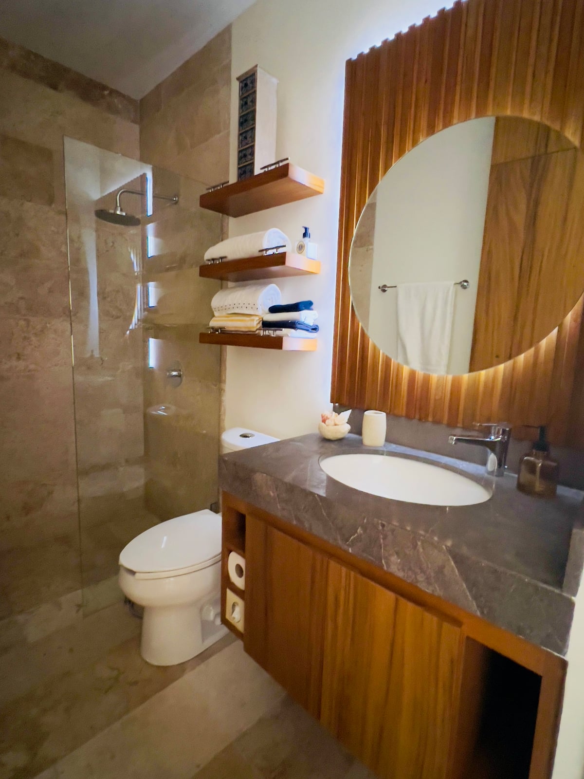 Recámara principal con cama king y ropa de cama blanca - Makou Mérida