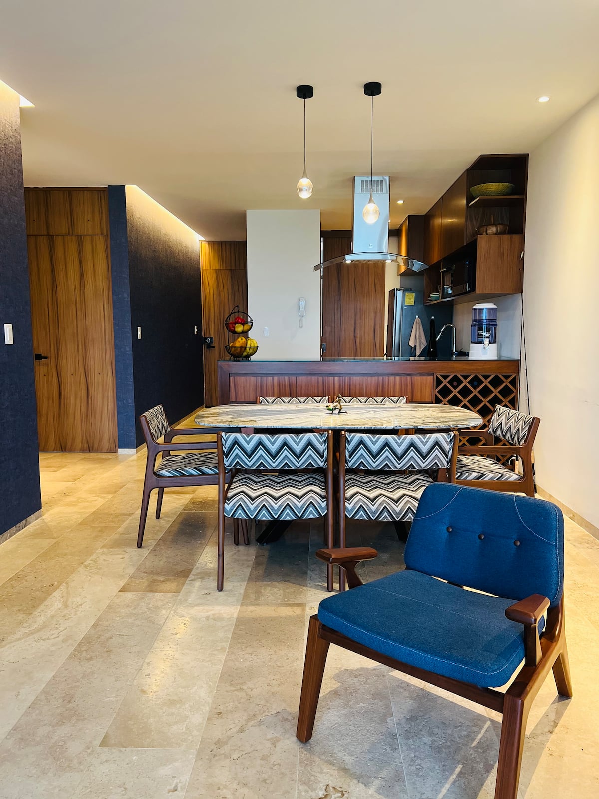 Entrada principal del condo Makou con acabados modernos