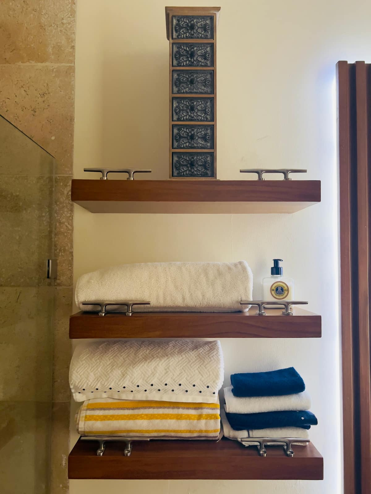 Baño principal con regadera de cristal - condo Makou Mérida
