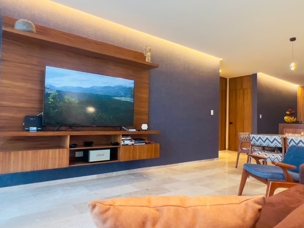 Sala de televisión con Smart TV y sillón - condo Makou