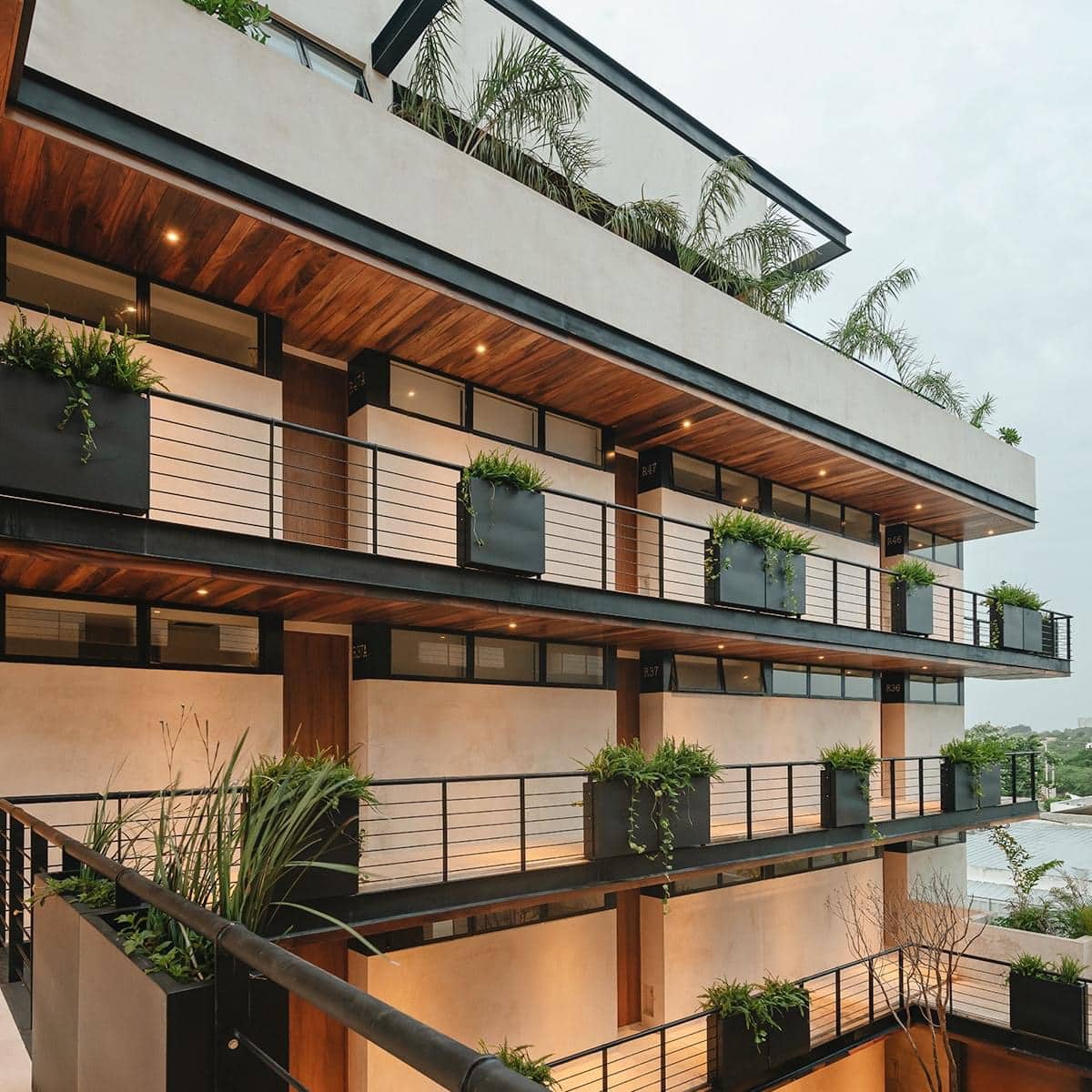 Sala amplia con ventanales y decoración contemporánea - Makou