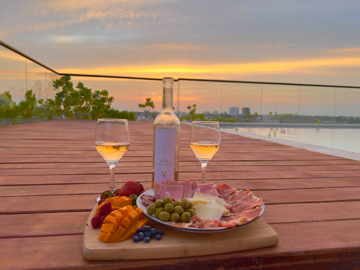 Detalle de cocina con isla y desayunador - condo Makou