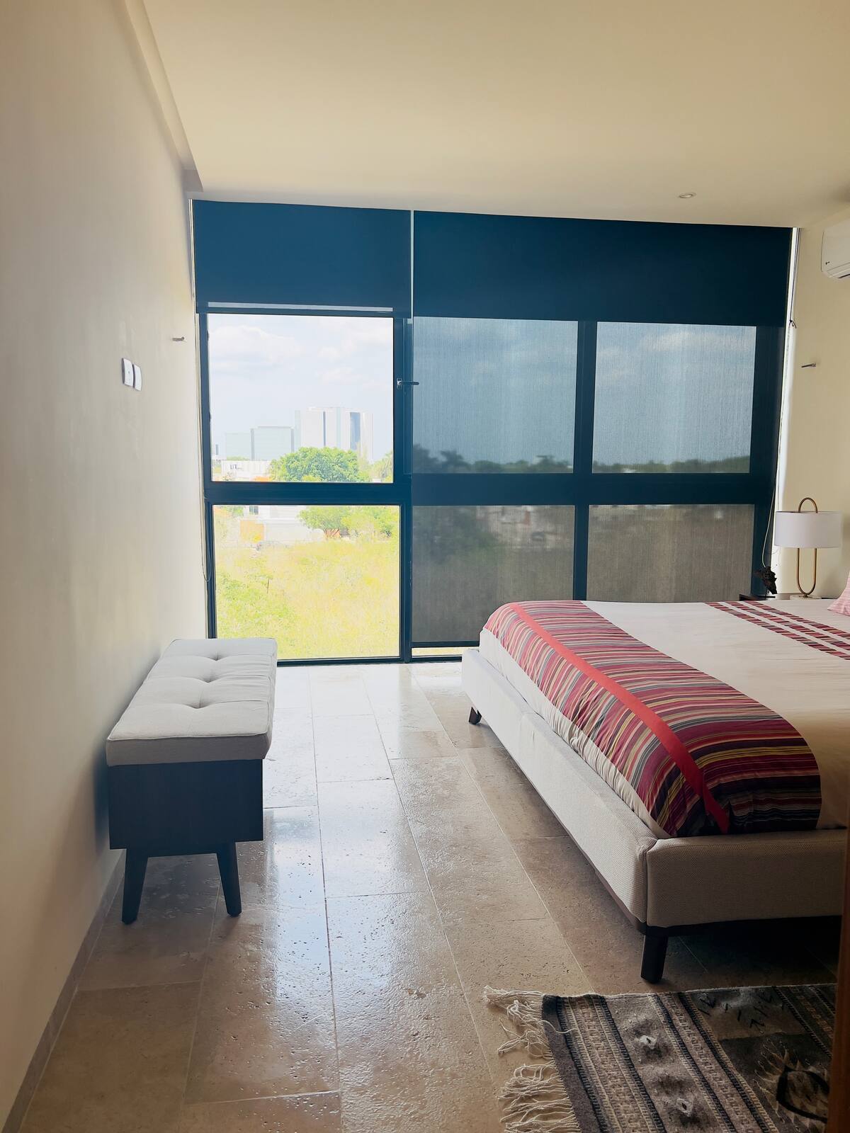 Comedor para cuatro personas con mesa de madera - condo Makou