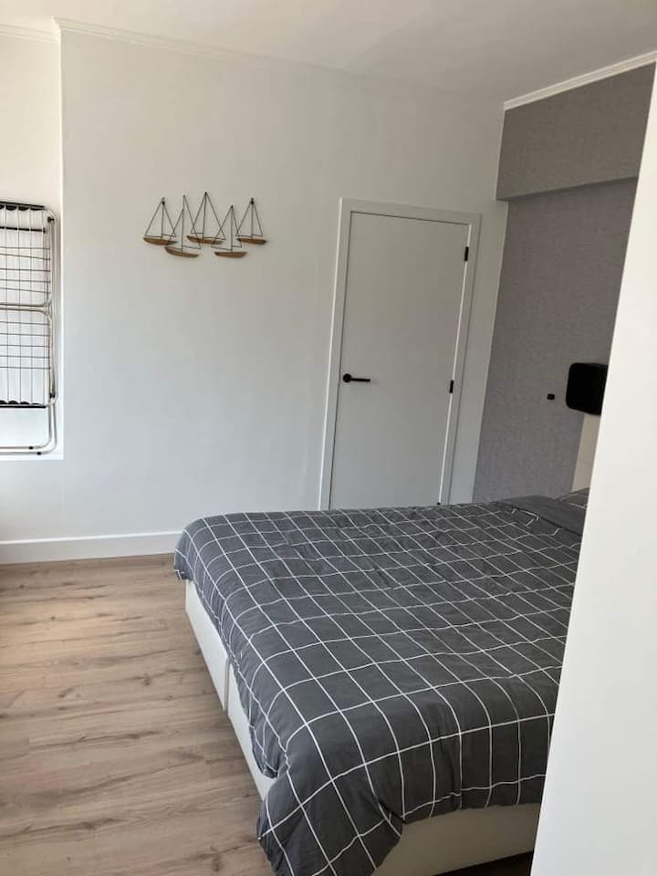 Slaapkamer 1
- 1 tweepersoonsbed
- ruimte voor reisbedje