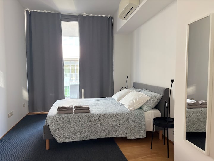 Голема двокреветна соба со душек со димензии 160 x 200 см и четири перници за вашите слатки соништа! Директен пристап до големата покриена тераса и стаклен ѕид го комплетираат просторот