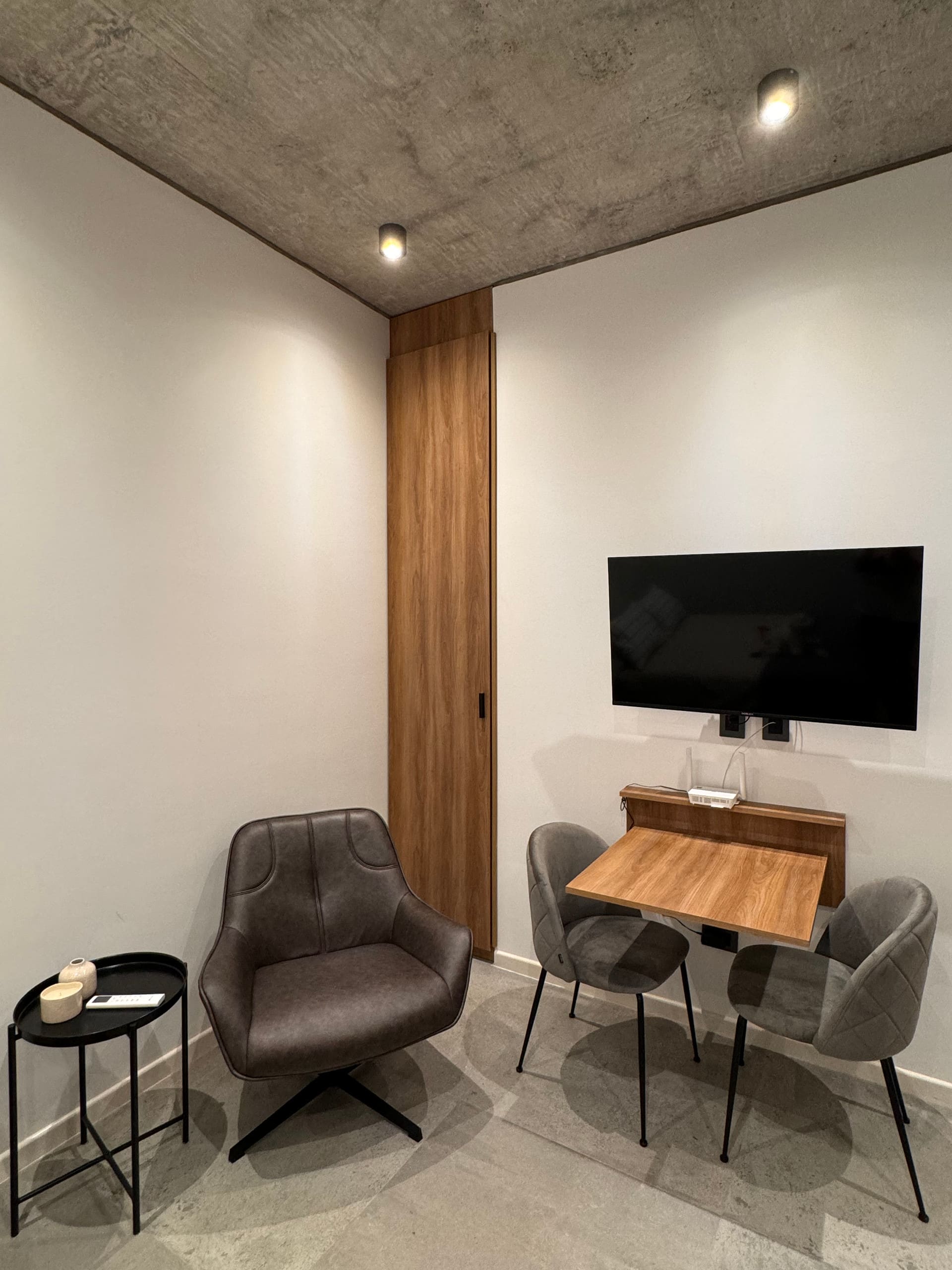 Studio with patio meters from the subway!