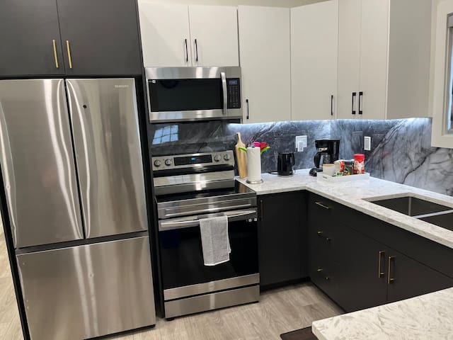 Upper Suite Haven- Near Airport gallery image 3