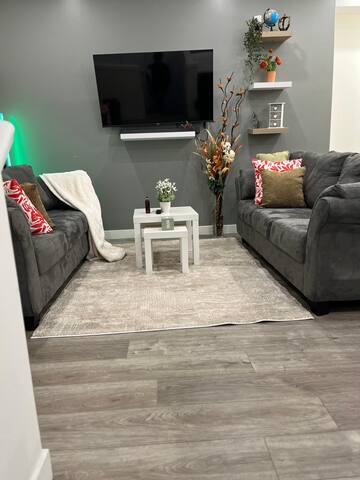 Upper Suite Haven- Near Airport gallery image 2