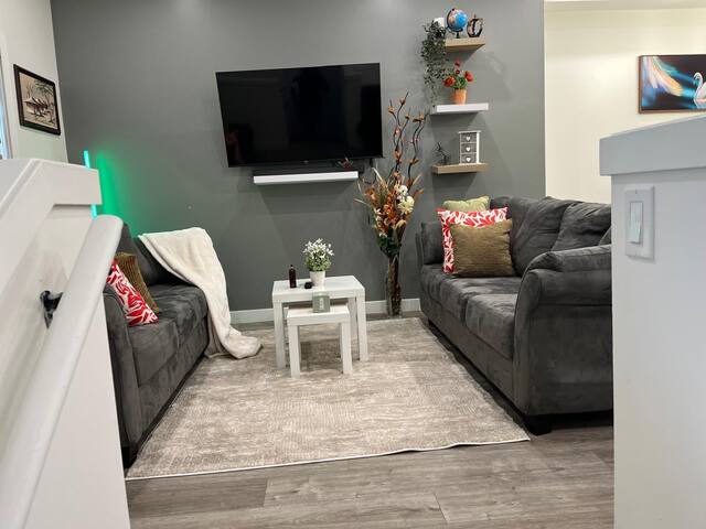 Upper Suite Haven- Near Airport gallery image 4