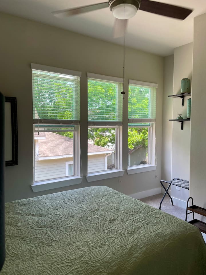 Bračni krevet (160x200) s mekanim plahtama od bambusa, laganim prekrivačem i četiri jastuka. Predimenzionirani, snažan stropni ventilator iznad kreveta, mali TV s kabelskom televizijom, veliki ormar s vješalicama, 2 police za prtljagu i dodatne deke.