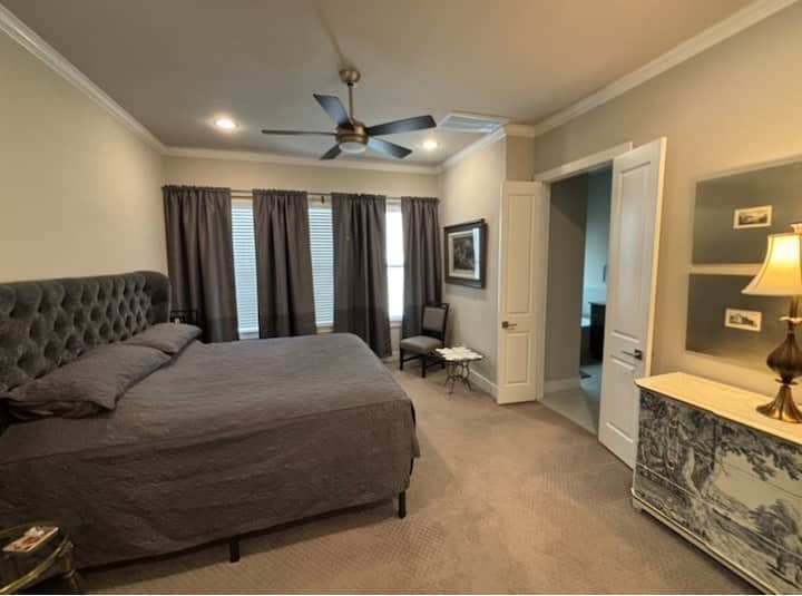 Veliki bračni krevet, zavjese za zamračivanje, stropni ventilator, iznimno veliki ormar i susjedna luksuzna kupaonica pune veličine.