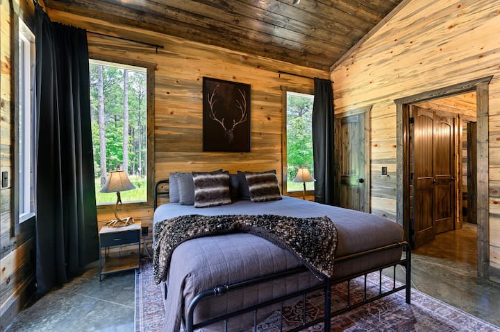 Veliki bračni krevet s pametnim televizorom i zavjesama za zamračivanje. Zasebna kupaonica s WC-om s dva umivaonika i velikim tušem s pločicama. Imate i vlastita klizna staklena vrata za pristup trijemu.