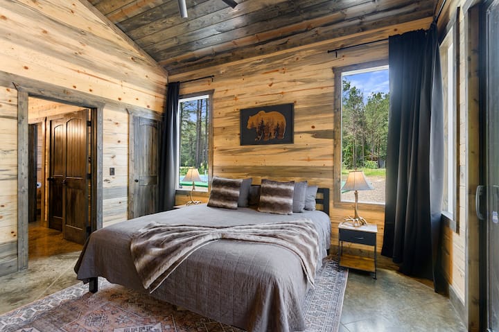 Veliki bračni krevet s pametnim televizorom i zavjesama za zamračivanje. Zasebna kupaonica s WC-om s dva umivaonika i velikim tušem s pločicama. Imate i vlastita klizna staklena vrata za pristup trijemu.