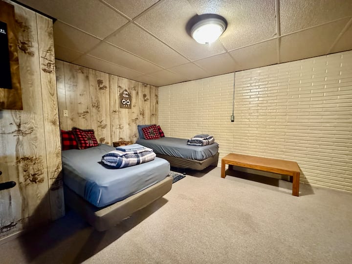 2 единични легла в мазето/стаята за игри. 