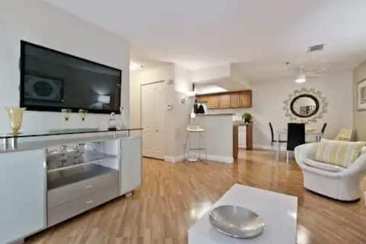 Lux 1br Condo Near Strip W/pool, Gym, And Laundry - Las Vegas