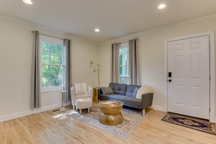 Cozy Red Door Bungalow | Porch, 2 Ensuite Baths - Augusta