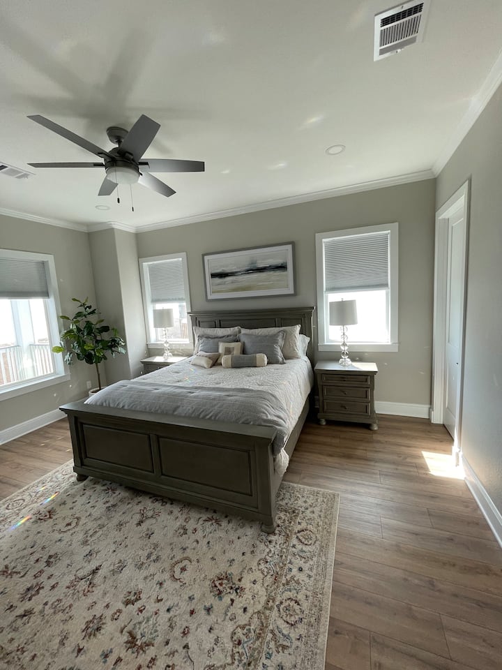 La chambre avec lit King Size au deuxième étage est la plus grande chambre.  Il offre une vue magnifique sur l'océan, une salle de bain attenante, un nouveau matelas Beautyrest, un fauteuil à bascule pivotant, une télévision connectée Samsung de 55"et un ventilateur au plafond.